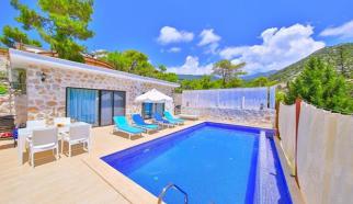 Kalkan İslamlar Köyünde konumlanan muhafazakar Balayı Villası Villa Stone House2,  iki yatak odalı olup dört kişi kapasitesine sahip